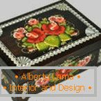 Caja negra con flores