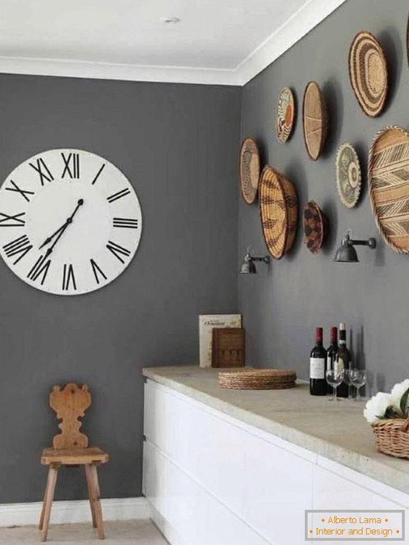 Reloj y otra decoración de paredes de cocina
