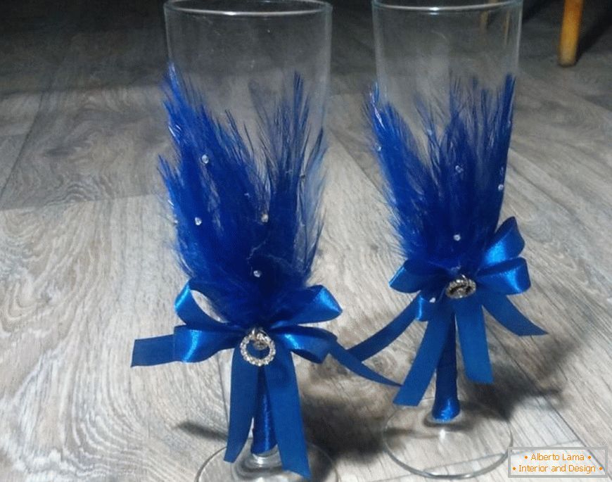 Decoración de copas de boda con plumas