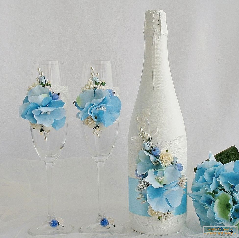 Decoración de copas de boda y botellas con flores