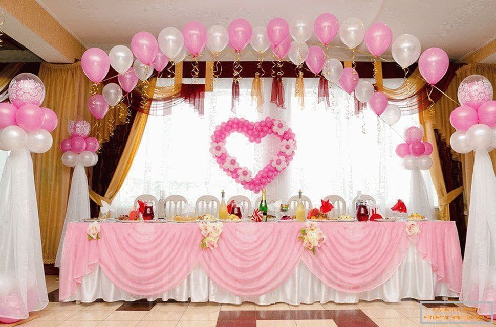 Decoración de un salón de bodas con bolas