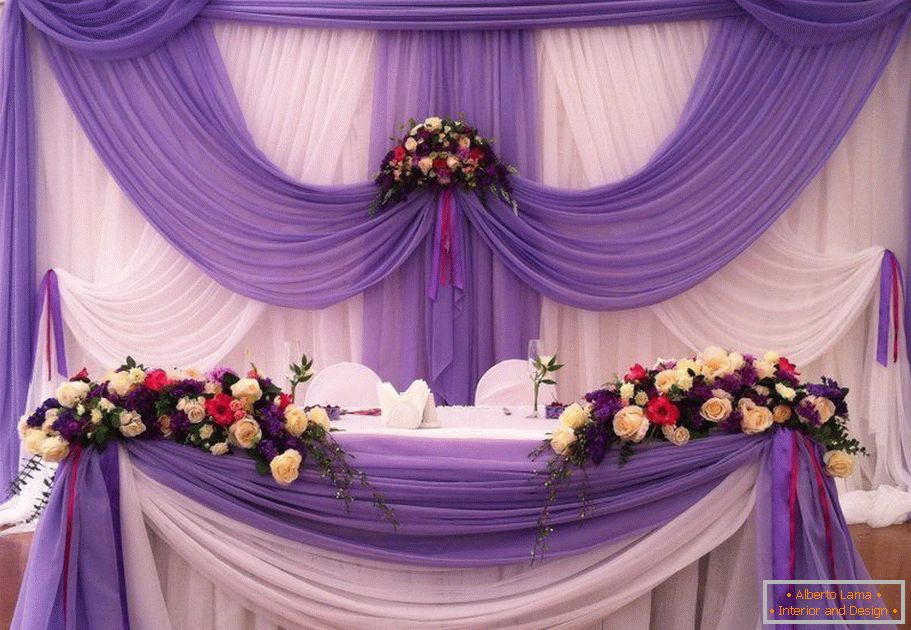Decoración de un salón de bodas con textiles