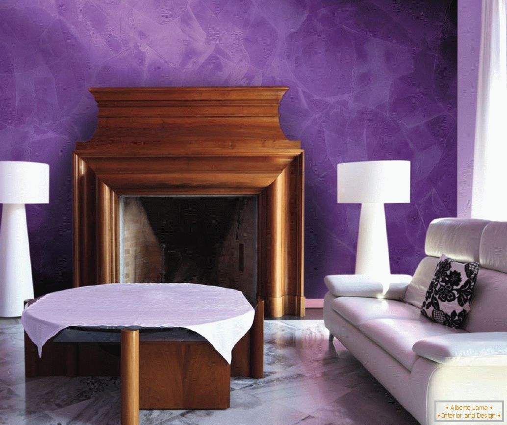 Interior lila con chimenea