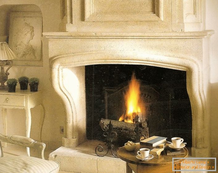Una chimenea de gas completa como un proyecto de la casa. Los registros decorativos le dan a la chimenea la autenticidad de un fuego vivo de leña.