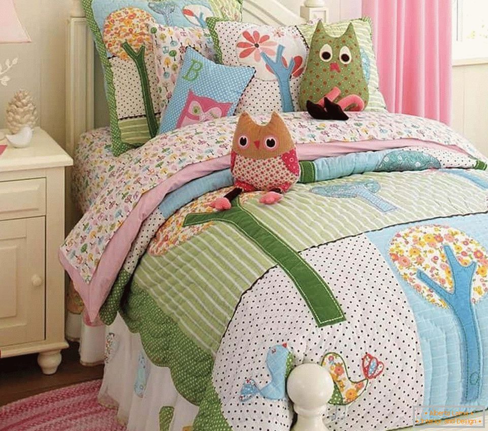 La idea de almohadas decorativas para niños en el dormitorio