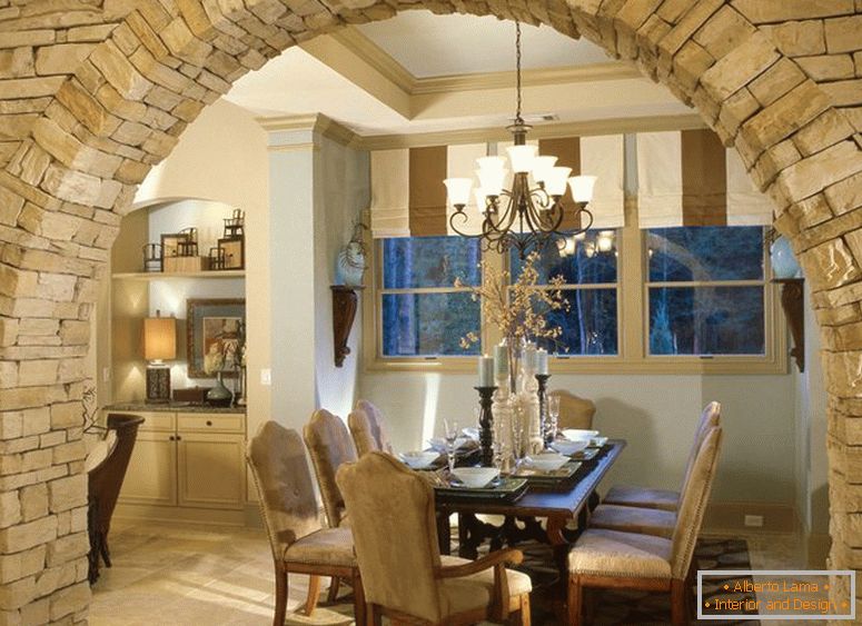 Arco de piedra en el interior de la cocina