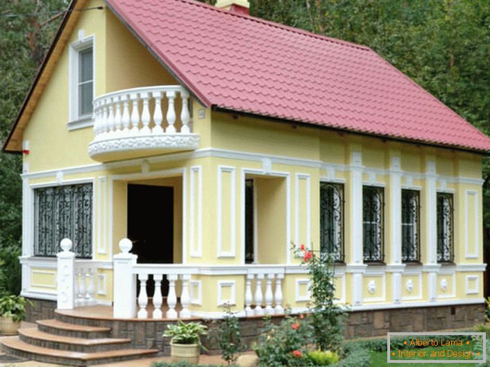 Una pequeña casa en el bosque está decorada en el mismo estilo. El estuco de fachada se adhiere al estilo de completitud.