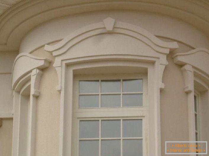 Los marcos de las ventanas están hechos en estilo Art Nouveau. 