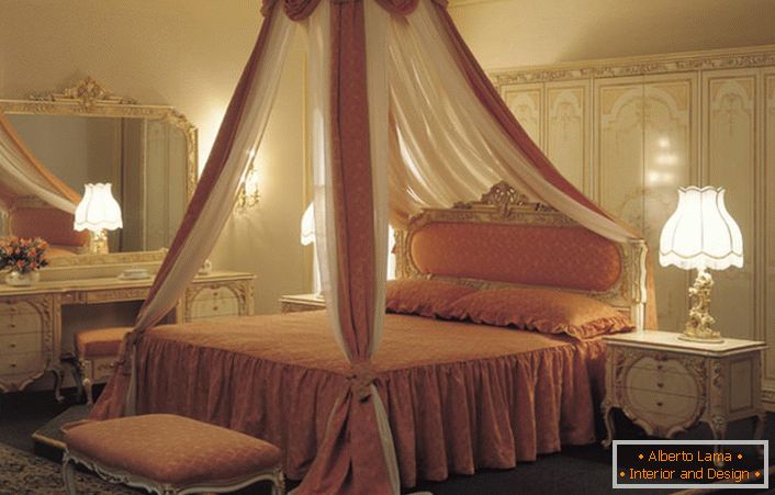 Baldaquino sobre la cama se considera el elemento más inusual de la decoración del dormitorio.