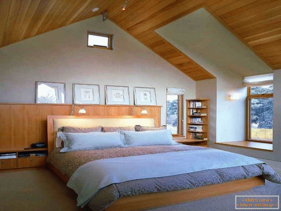 Dormitorio con techo de madera