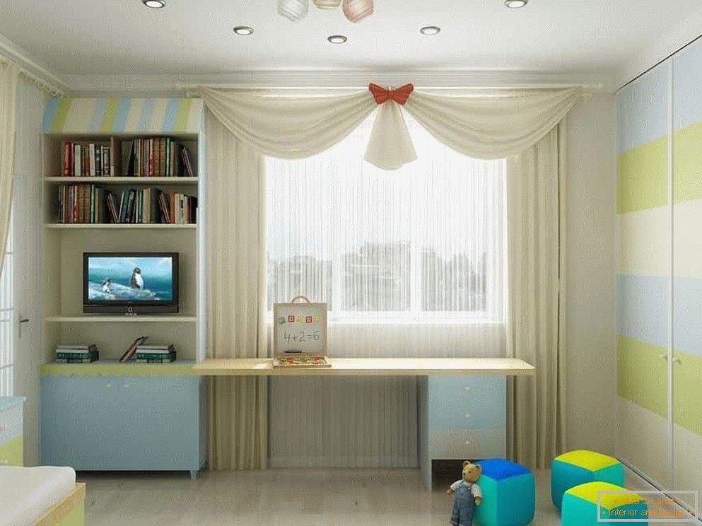 La habitación infantil brillante en Khrushchevka para su niño amado