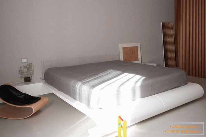 Una habitación para niños en el estilo del minimalismo con una cama grande es una solución interesante para una familia con dos niños.