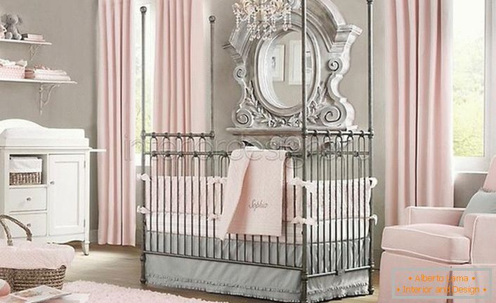 Habitación en el estilo de minimalismo para el bebé. En el interior hay ecos de estilo barroco, que armoniosamente encaja en el concepto de diseño general.
