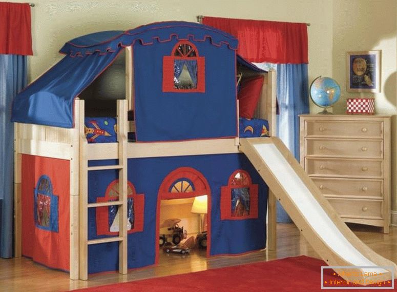 maravilloso-cool-kid-beds-with-cream-wooden-litera-bed-tent-be-equipped-rojo-azul-fabric-tent-on-the-beds-and-bright-brown-wooden-cabinet-5- cajón, cerca de la ventana, también, tapetes de piel roja, arriba, piso de madera, con niños, b