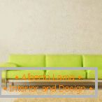Interior en un estilo minimalista con un sofá verde claro