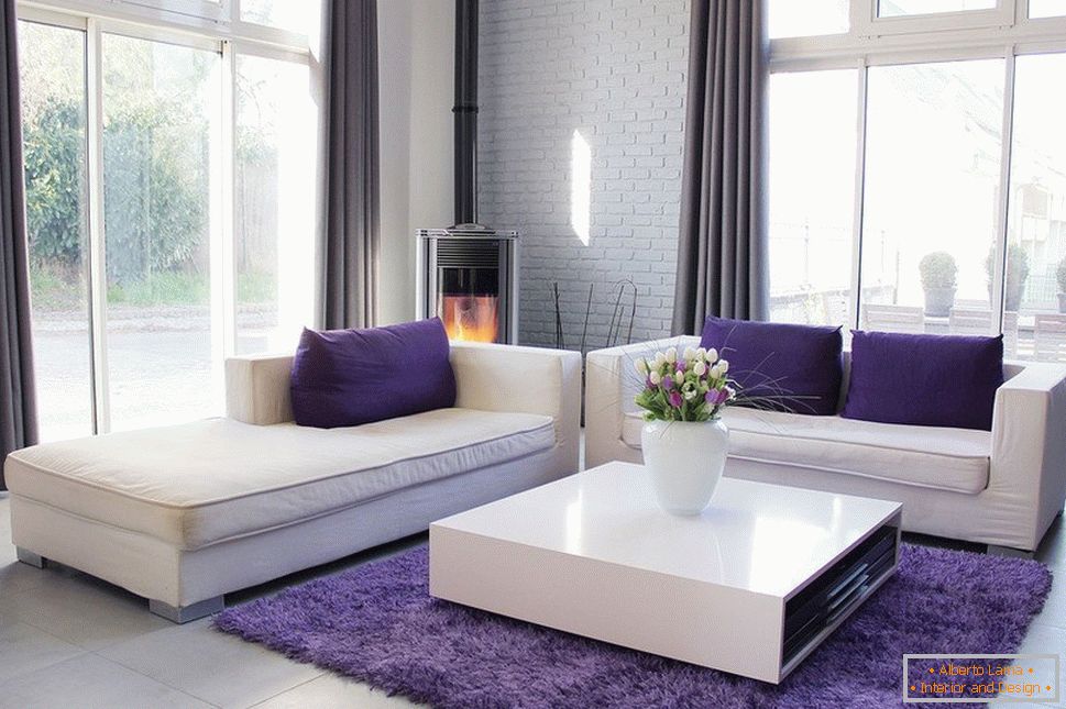 Interior luminoso con sofás claros