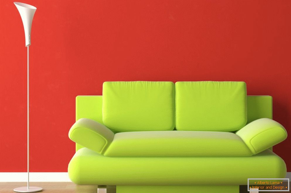 Sofá verde claro en un interior rojo
