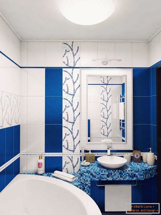 El diseño del cuarto de baño con el excusado en el apartamento de 1 habitación Khrushchevka