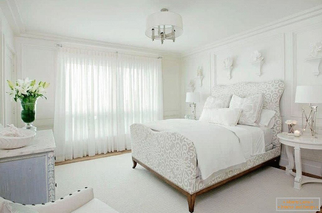 Diseño de una habitación blanca en un estilo clásico