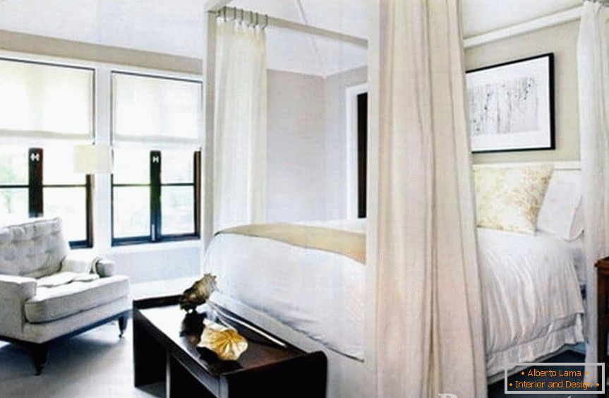 Habitación blanca clásica con cama con dosel