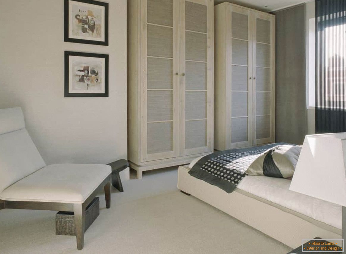 Habitación blanca clásica con cómodos armarios