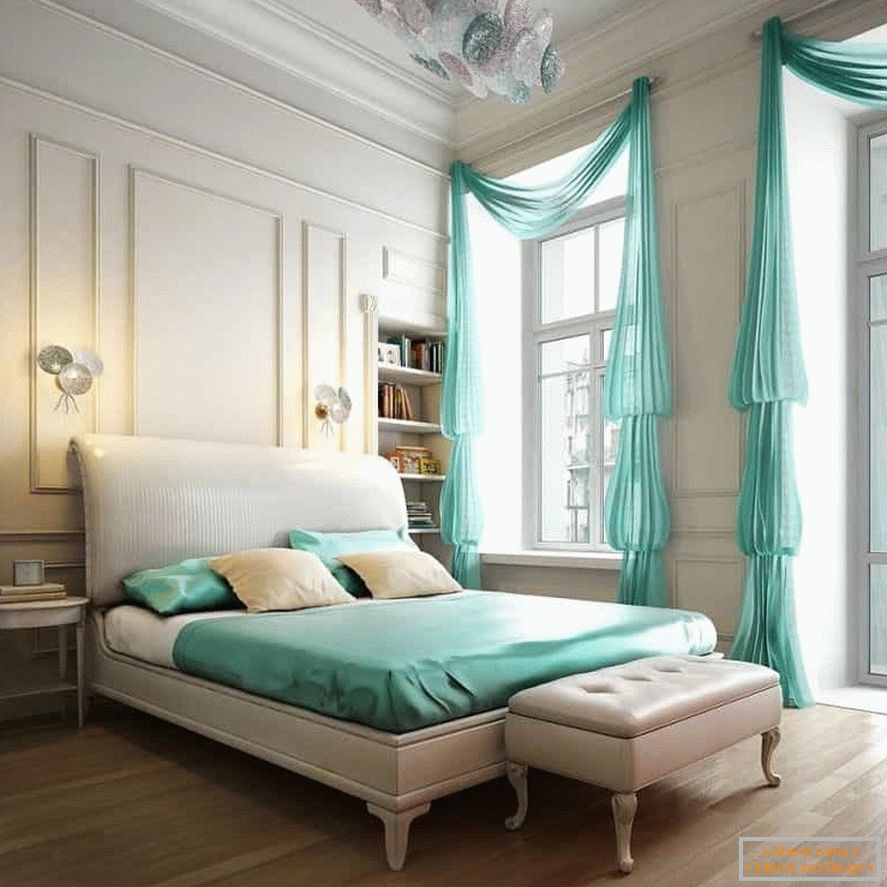El interior blanco de un dormitorio clásico se puede diluir con ropa de cama y cortinas de colores