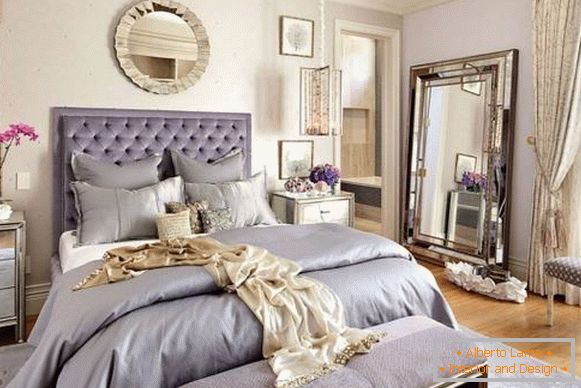 Espejos en el diseño de un dormitorio en una casa privada