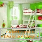 Interior verde claro con muebles blancos