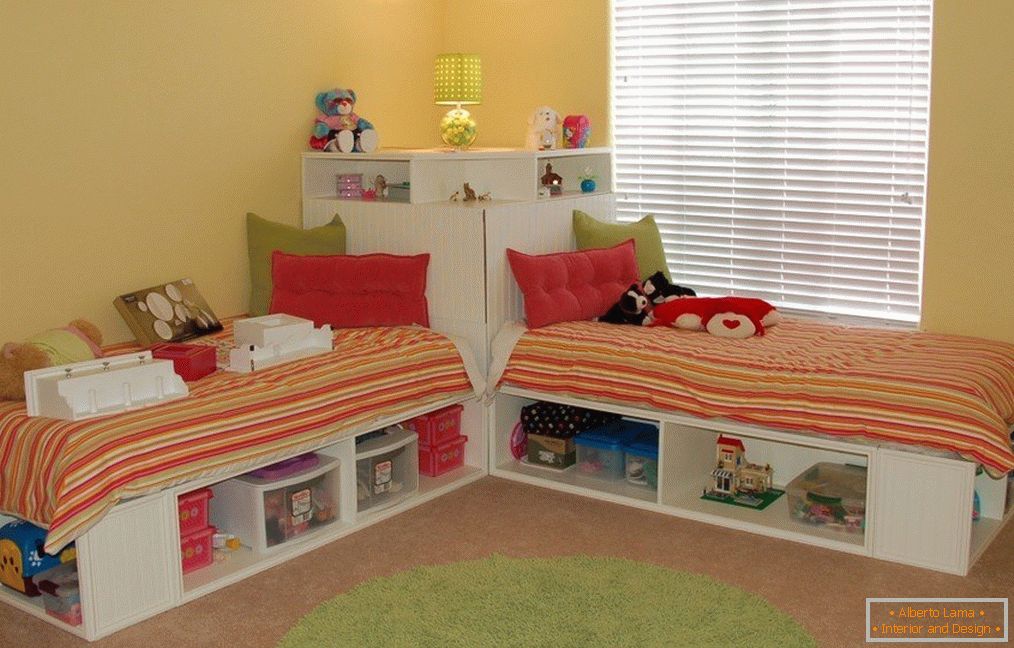 Área para dormir в детской для двух мальчиков