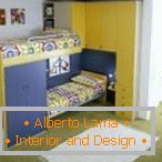 Muebles amarillo-azul en el cuarto de niños