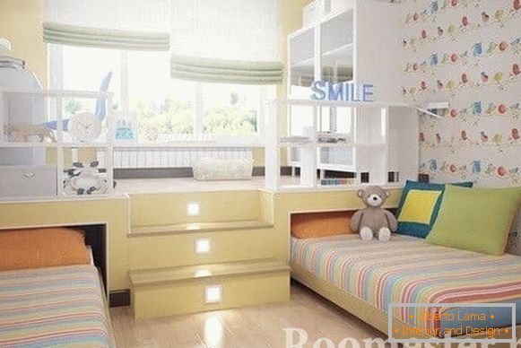 Habitación infantil para niños de diferentes sexos con un podio