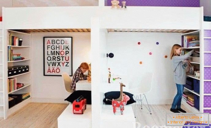 Habitación infantil para niños de diferentes sexos, dividida en dos espacios