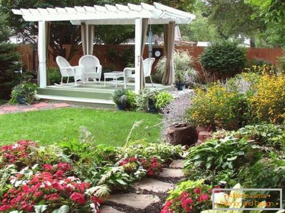 Foto de hermosos patios de casas privadas con flores