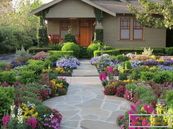 Diseño del patio de una casa privada - una foto de patios modernos con flores