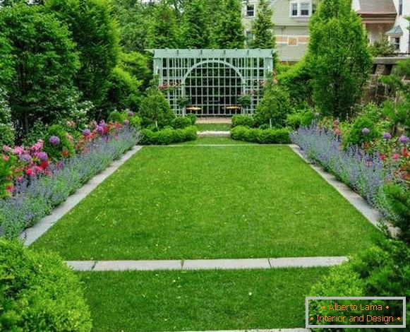 Proyecto de diseño del patio de una casa privada en el pueblo - flores en el jardín