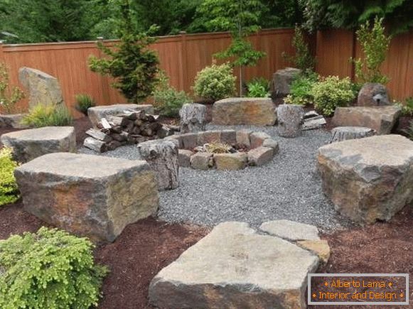 Diseño de un pequeño patio de una casa privada con grandes piedras