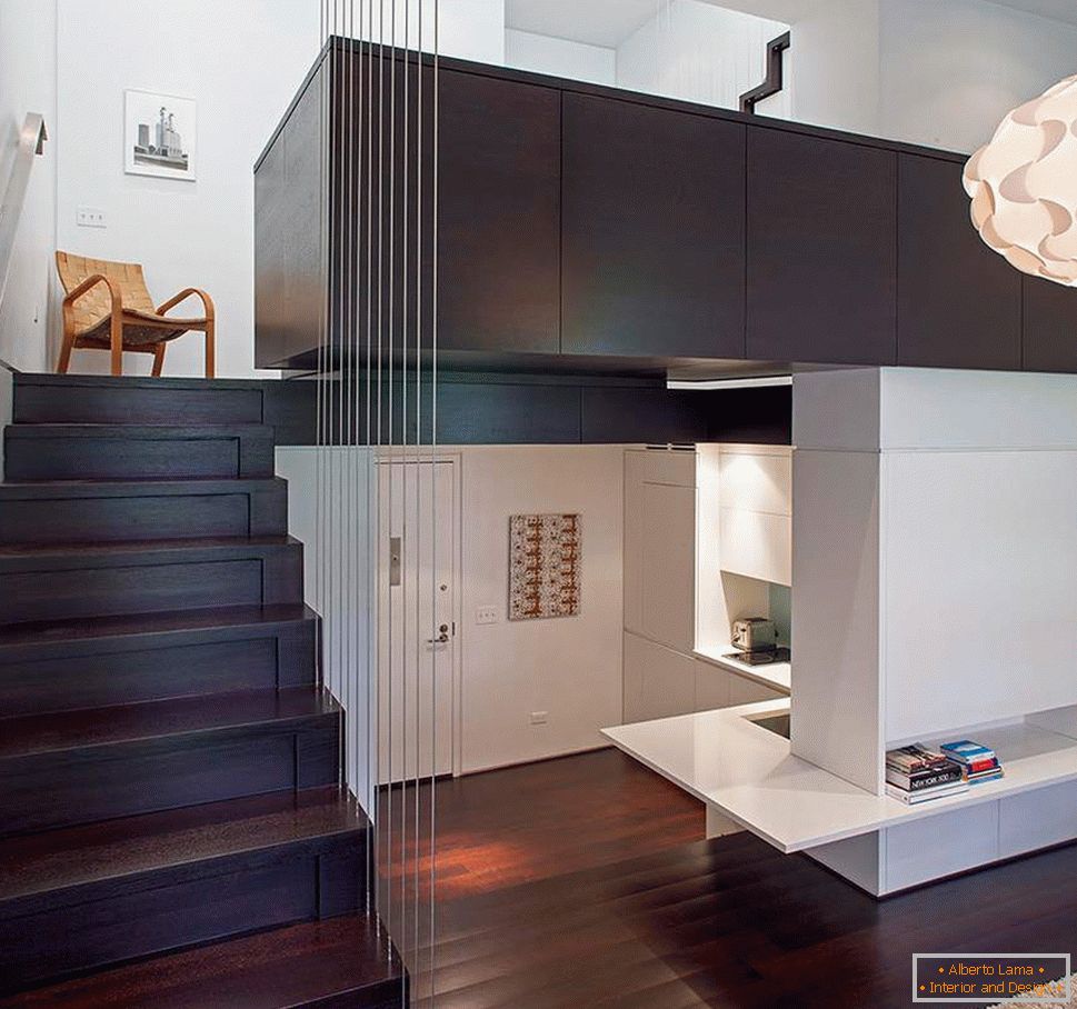 La combinación de madera oscura y azulejos blancos para un ladrillo en el interior de un apartamento de dos niveles