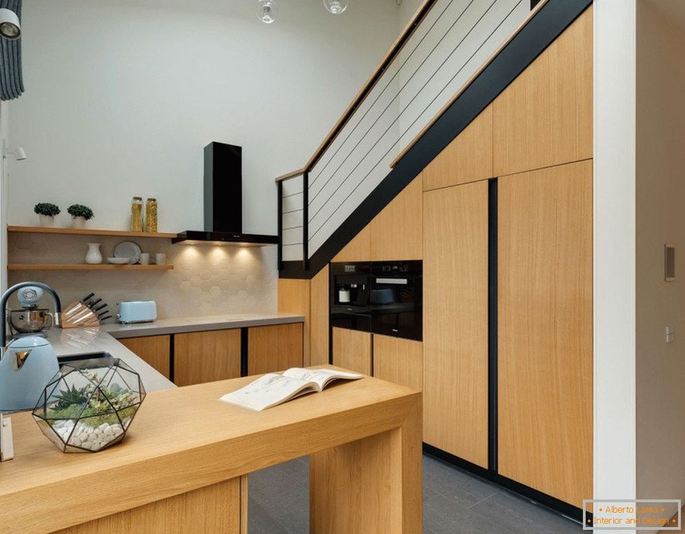 Insonorización de un apartamento con literas con madera en el piso y materiales especiales en las paredes
