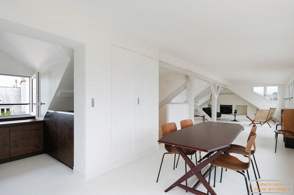 Apartamento de dos niveles en estilo minimalista