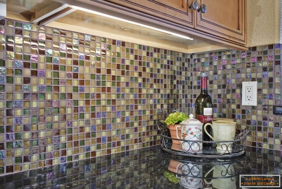 Delantal de mosaico en la cocina