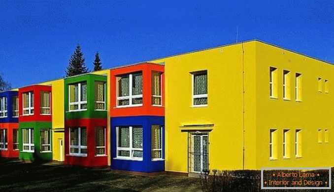 Solución de color de la fachada de una casa privada фото