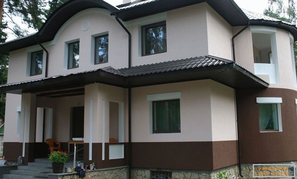 Casa con una fachada de yeso decorativo