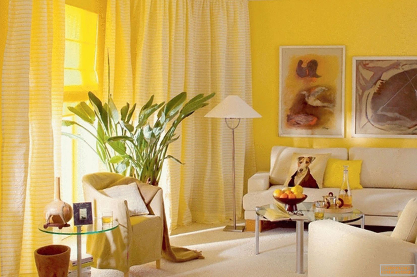La sala de estar solar es amarilla
