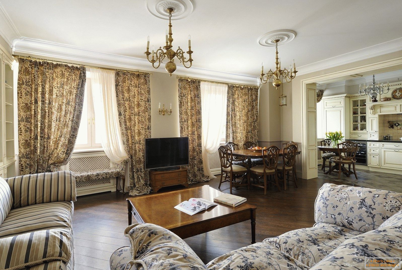 Sala de estar en estilo clásico con dos ventanas