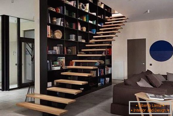 Diseño de sala de estar moderna con una escalera en una casa privada