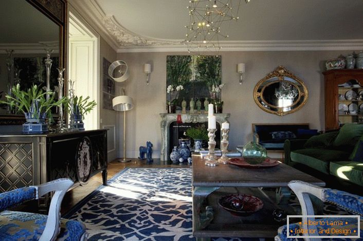 El principal elemento llamativo en la habitación de invitados era una alfombra con adornos azules brillantes que se combina armoniosamente con la tapicería de los sillones.