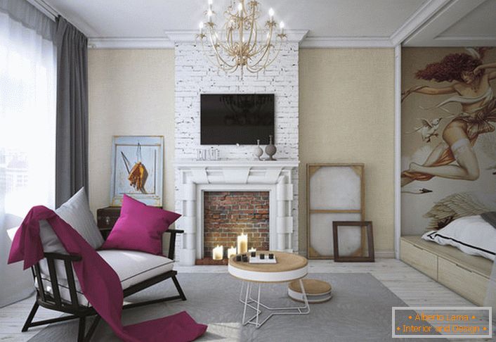 Los muebles en el salón de colores claros y oscuros son diferentes en su estilo, pero gracias a las almohadas blancas, se adapta perfectamente al concepto de estilo ecléctico general.