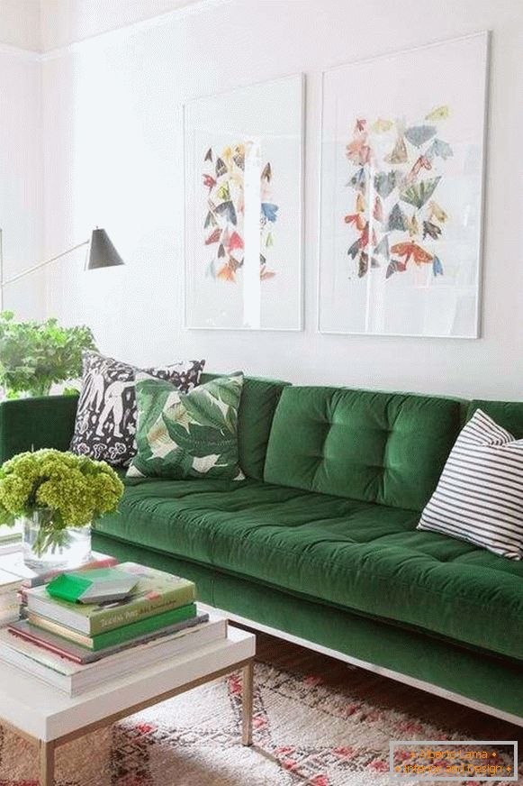 Sofá de terciopelo verde en el interior de la sala de estar - foto