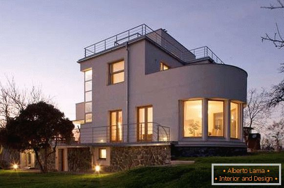 El diseño de la fachada de una casa privada en el estilo del funcionalismo moderno