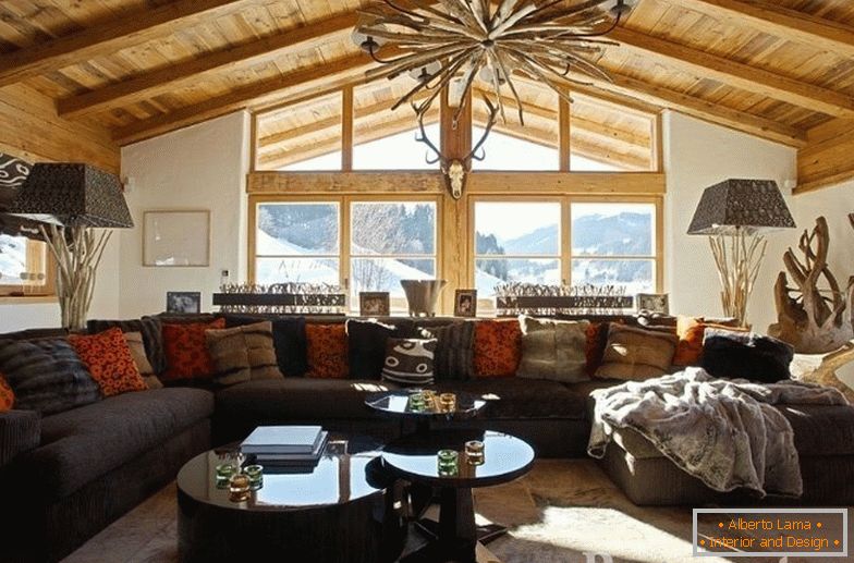 Interior con techo de madera